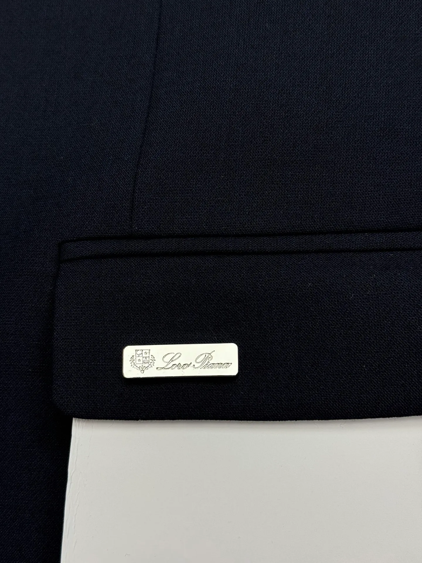 A set of ⚜️Loro Piana colored textile light luxury new suit 🤵Order from a foreign trade company! Known as the LP of fabric ceilings, this colored woven suit perfectly interprets Italian low-key luxury. We select custom-made color-spun high-count fabrics, with a matte and delicate texture, and a soft drape. It is wrinkle-resistant and not easy to deform, and it still looks smooth and neat after long periods of commuting and sitting. The classic two-piece suit style has a notch shape, which moderately cinches the waist without restricting it, modifies the lines of the shoulders and neck, and neatly shows off the body shape. The exclusive metal embossed LP nameplate on the chest pocket and custom-engraved buttons on the body are details that hide brand recognition. Matching nine-point turn-down trousers, with Series metal logo on the back waist and herringbone hemming on the inside; the waistband is equipped with a detachable brand badge hanging, and the elasticity adjustment design accommodates various waist sizes. Black/Navy Blue are available in two colors: pure black is calm and atmospheric, while Navy Blue is restrained and noble. There is no need to deliberately show off, the upper body has the relaxed aura of an Italian gentleman, and it is suitable for business meetings, dinner outings, and daily wear. Sizes: M-3XL slim fit ❗️ (L is recommended for 175/140 pounds)